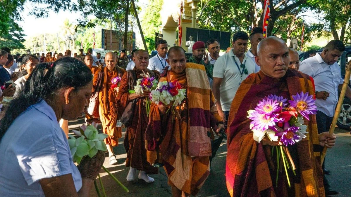 Des moines bouddhistes entreprennent une marche d'une semaine pour la paix à travers le Sri Lanka