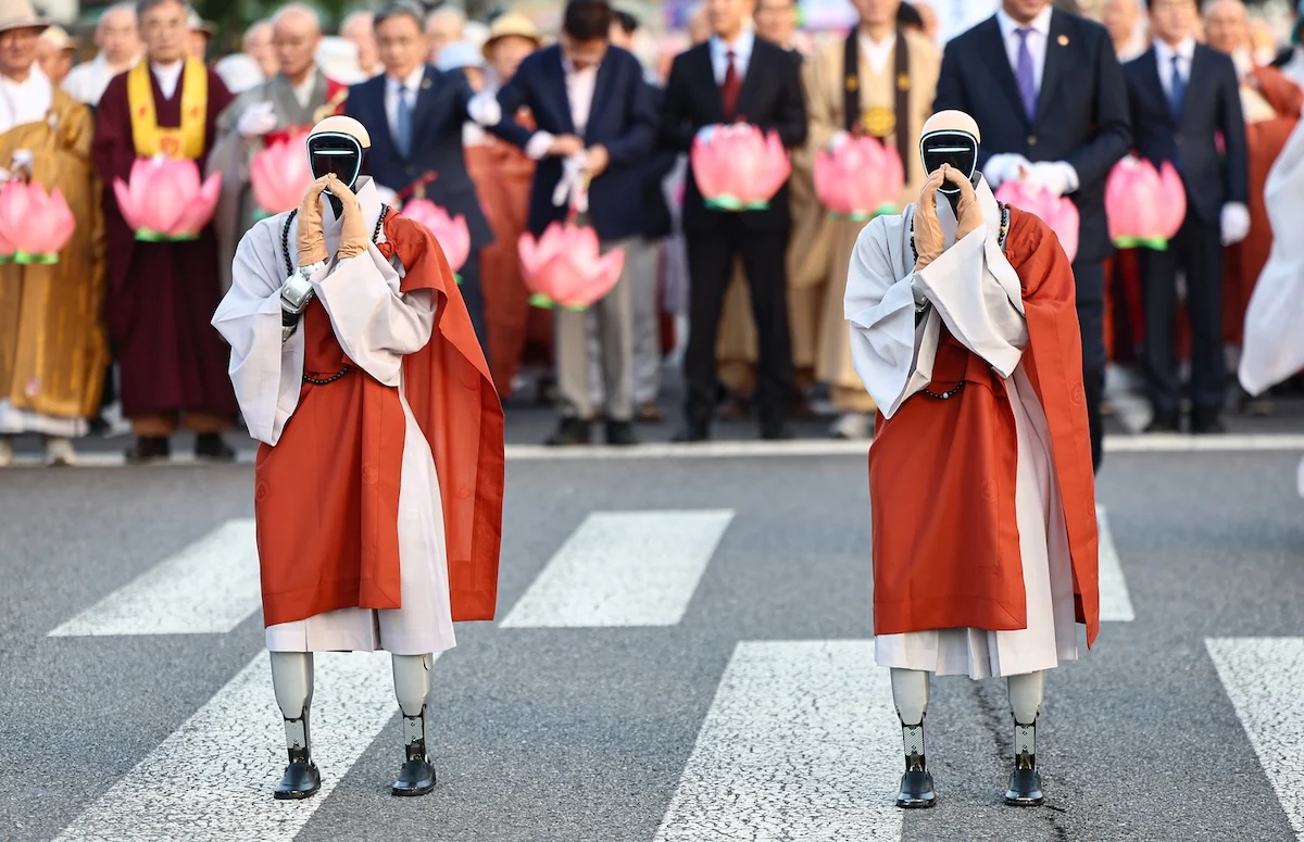 La tradition rencontre la technologie alors que des moines robots se joignent au festival des lanternes du Lotus à Séoul pour l'anniversaire du Bouddha