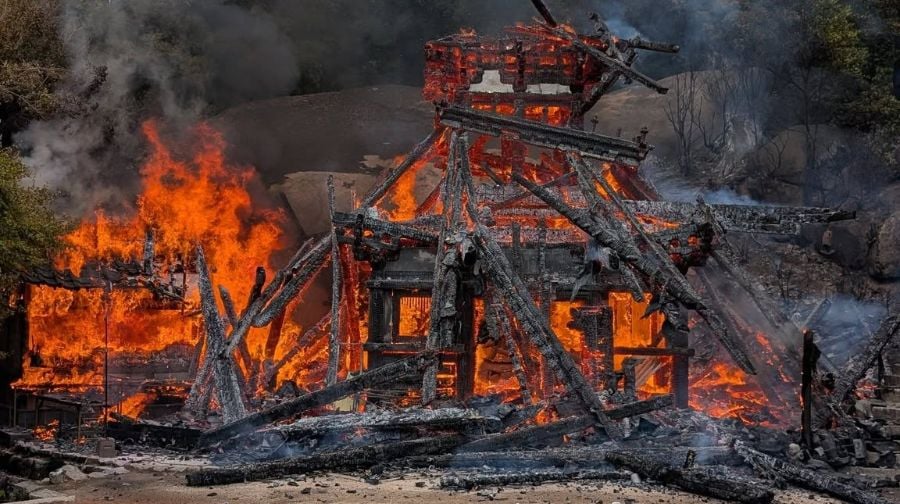 La « Flamme éternelle » sacrée préservée après qu’un incendie ait détruit une salle bouddhiste historique au Japon