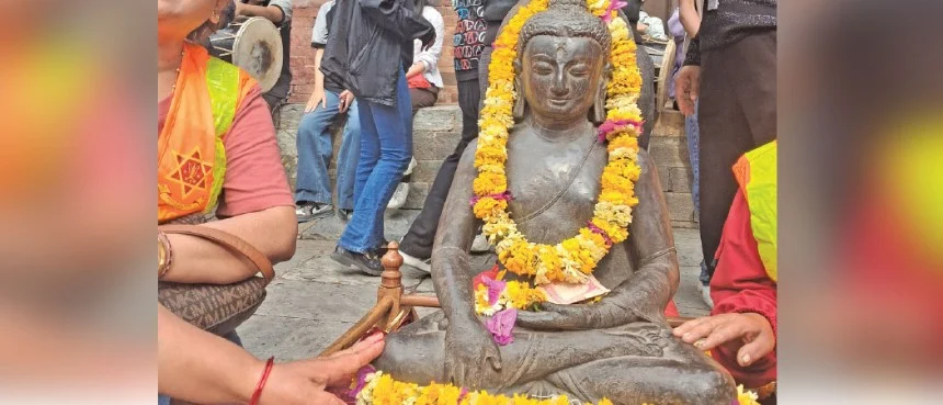 Une statue bouddhiste rendue à son domicile au Népal