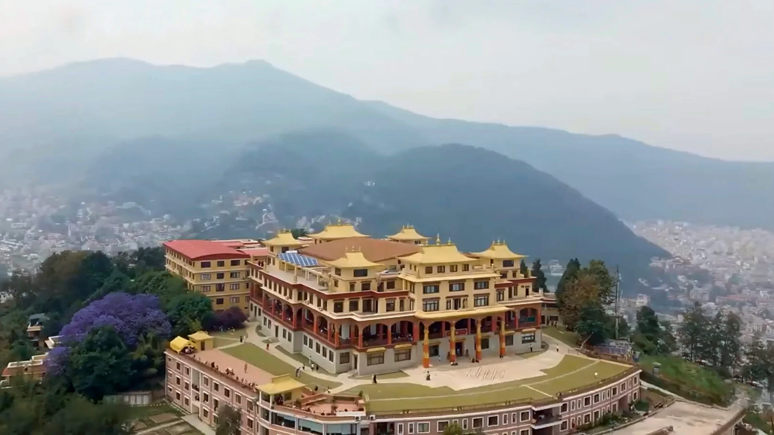 Yongey Mingyur Rinpoché dirige l'inauguration du monastère Tergar Osel Ling à Katmandou