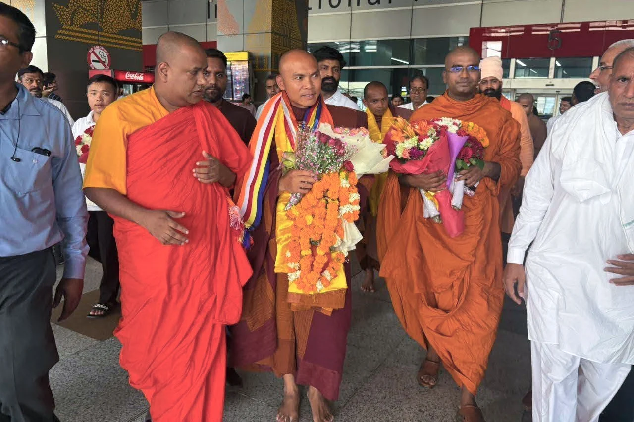 Des moines bouddhistes arrivent à Delhi pour commencer une marche pour la paix au Népal et en Inde