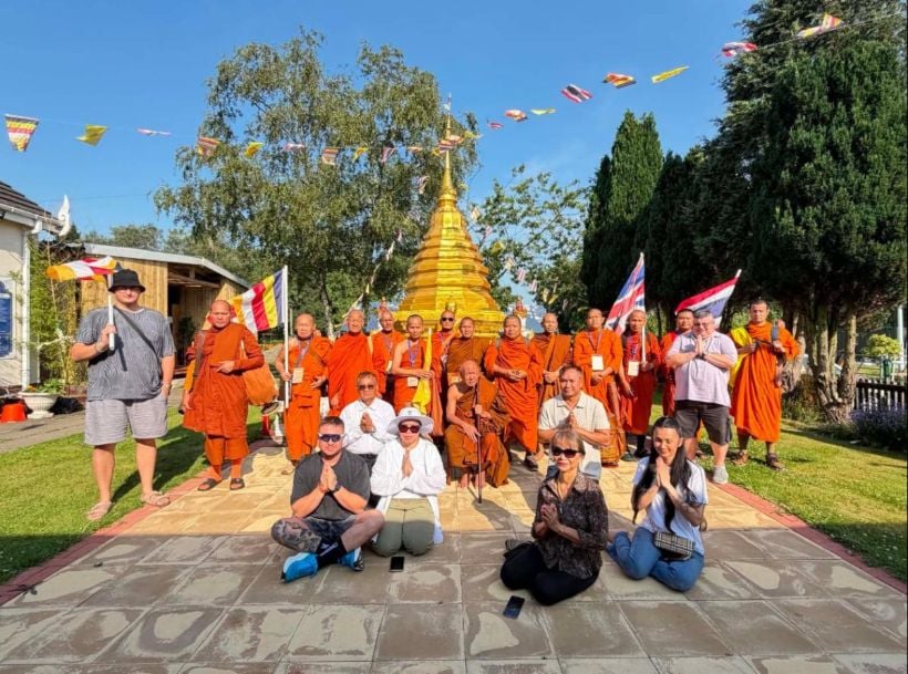 Des moines bouddhistes terminent une marche de trois jours pour la paix dans le nord de l'Angleterre
