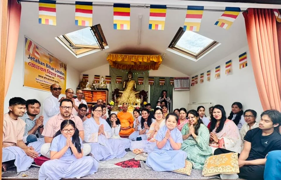 La communauté bouddhiste bangladaise en pleine croissance de Londres célèbre le Vesak