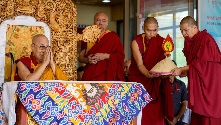 Le Dalaï Lama partage un message de compassion alors que 25 000 personnes se rassemblent au Ladakh pour marquer son 91e anniversaire