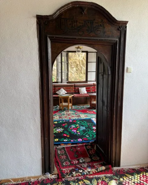 Une salle intérieure du Blagaj Tekija