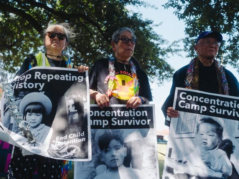 Les survivants japonais de l'incarcération de la Seconde Guerre mondiale défilent vers le centre de détention de l'immigration du Texas