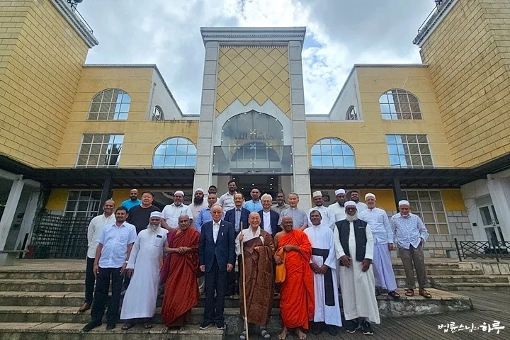 Rapport spécial : Vén. Pomnyun Sunim dirige un pèlerinage de paix interconfessionnel au Sri Lanka