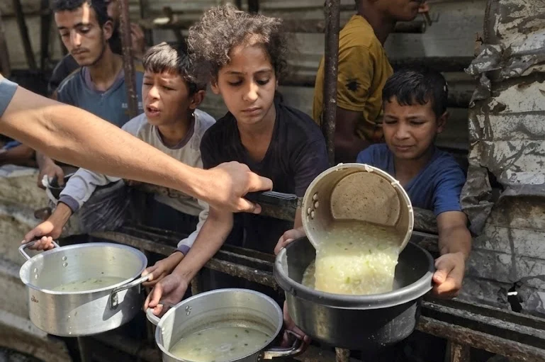 Bouddhisme engagé : fournir une aide alimentaire aux familles déplacées à Gaza