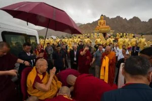 Bhikkhu Sanghasena accueille le Dalaï Lama pour sa première visite au Centre international de méditation Mahabodhi en 32 ans
