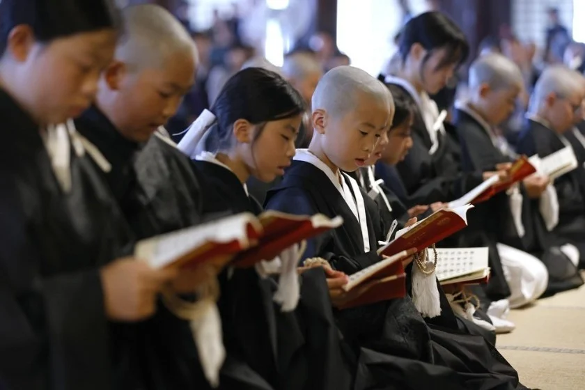 Le temple bouddhiste de Kyoto ordonne 100 laïcs, dont 48 enfants