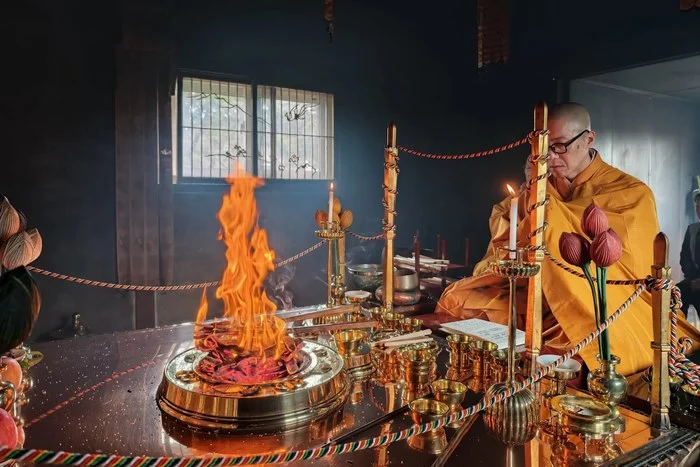 Les temples bouddhistes japonais se tournent vers l'investissement alors que les dons et les revenus funéraires diminuent