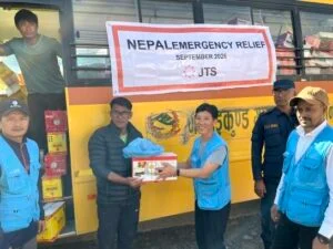 Bouddhisme engagé : les volontaires du JTS apportent des secours à 800 foyers après les inondations au Népal